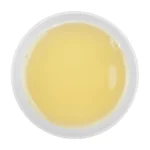 Himalayan Snow Mountain, tè bianco in foglie biologico. Dettaglio del colore in tazza