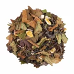 Ingredienti della tisana Risveglio Sensoriale, con evidenza delle foglie di tè bianco e tè verde, della scorza di limone e di arancia